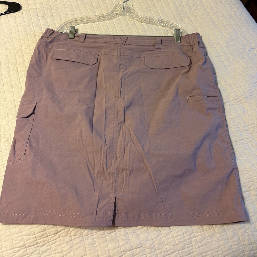 Duluth skirt in a size 18. Mauve.